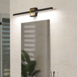 Elegante badkamer sfeer met gepolijste nikkel wandlamp