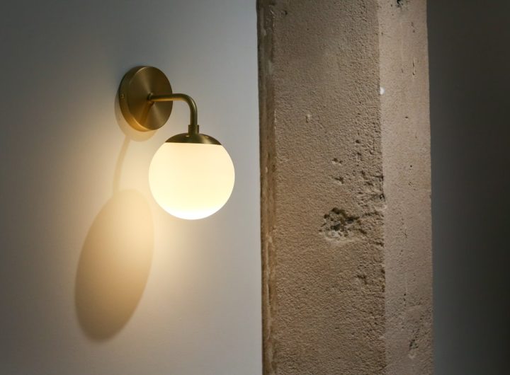Photo brass wall lamp